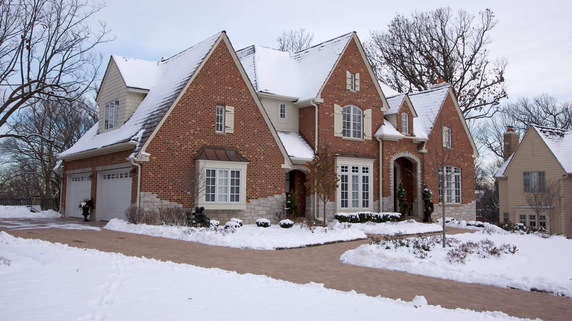 3 Perks of Hiring a Local Snow Removal Company for Your Home