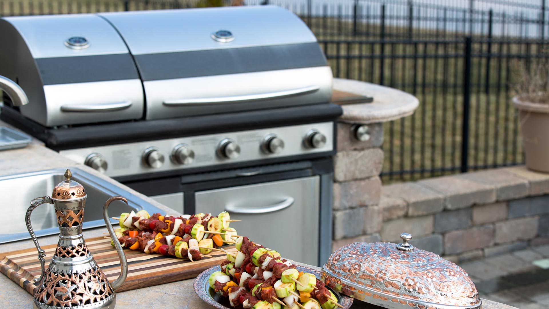 Wow Your Guests With These 5 Outdoor Kitchen Features
